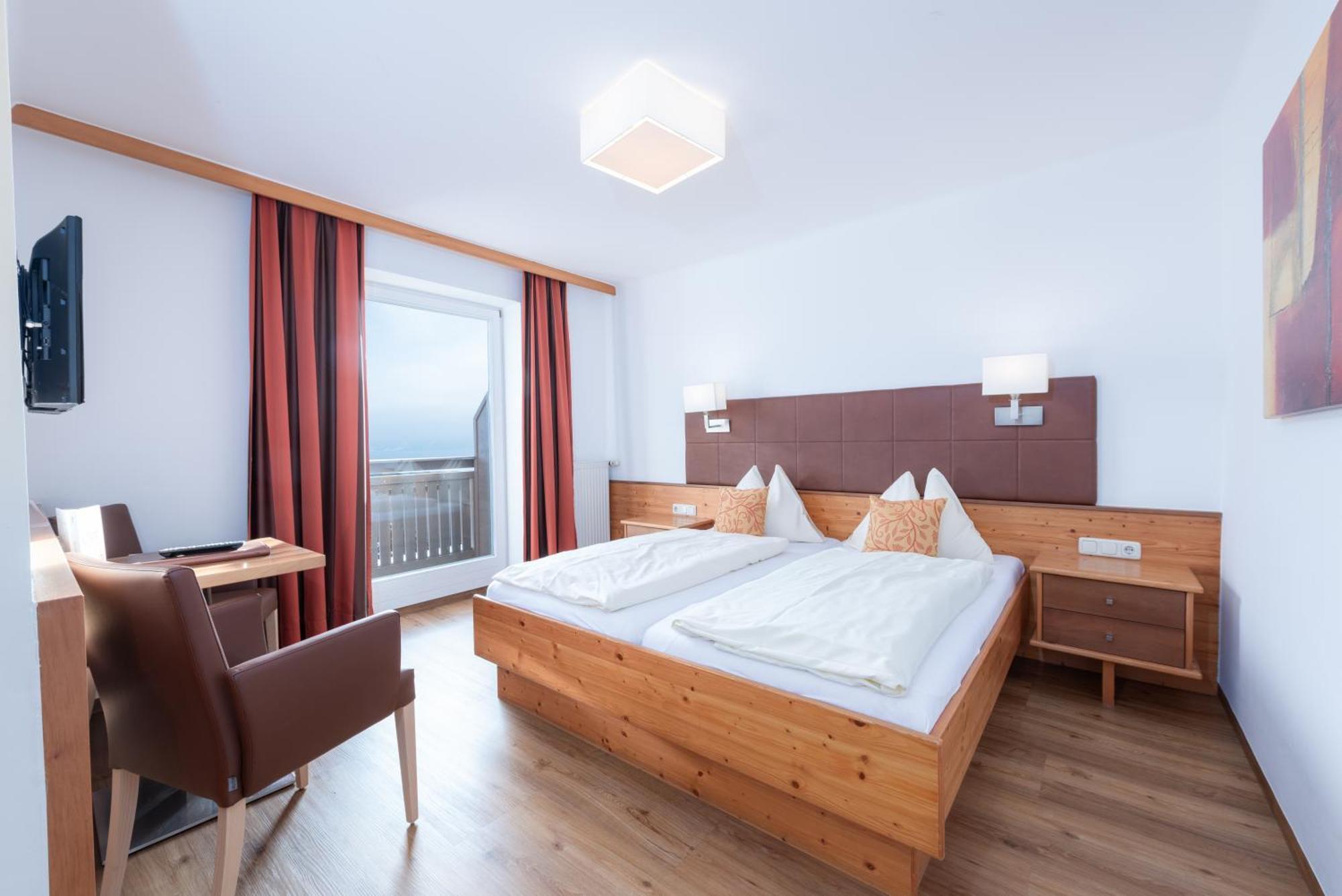 נוסדורף אם אטרסי Hotel Schoenberger מראה חיצוני תמונה