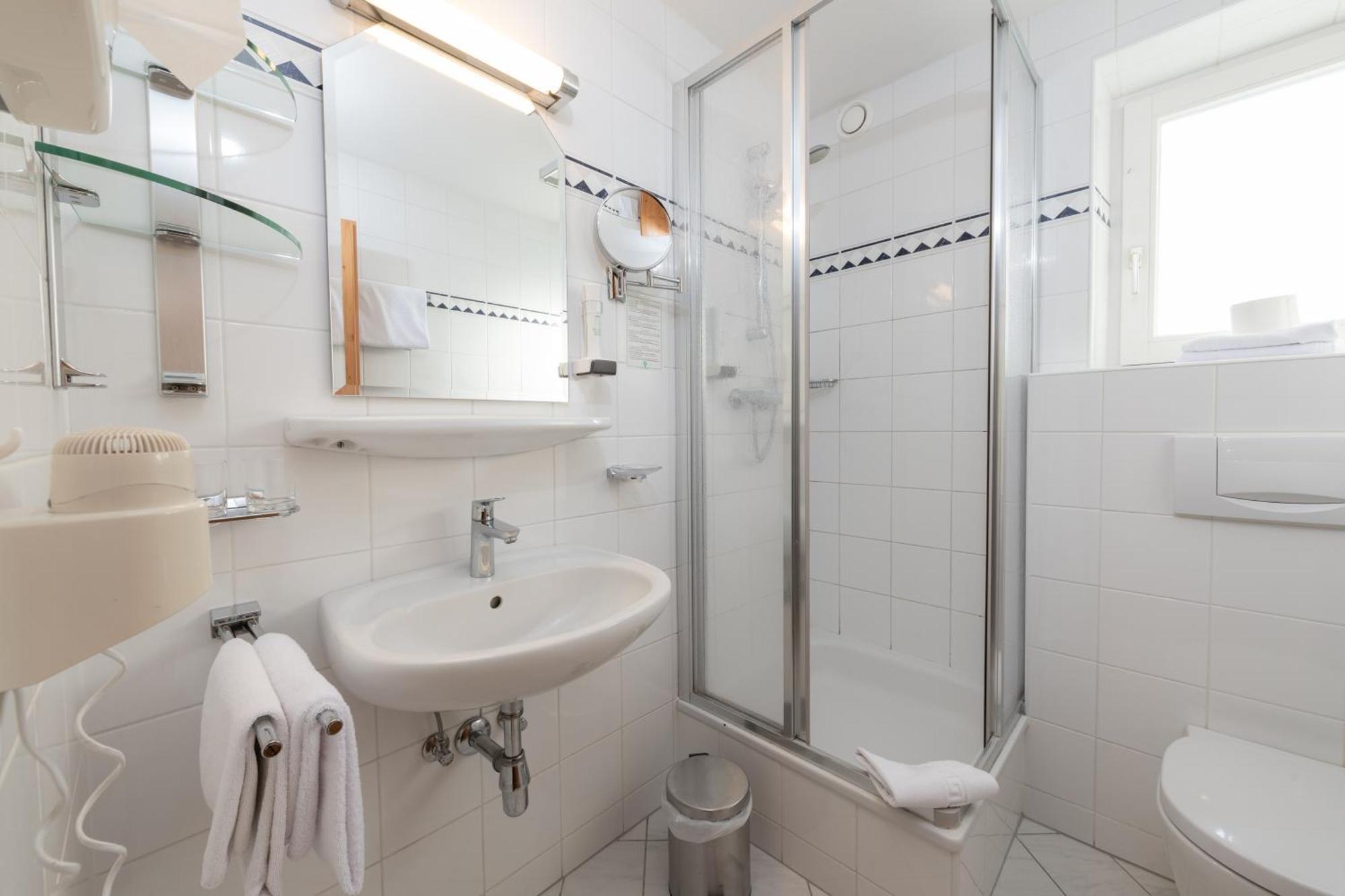 נוסדורף אם אטרסי Hotel Schoenberger מראה חיצוני תמונה
