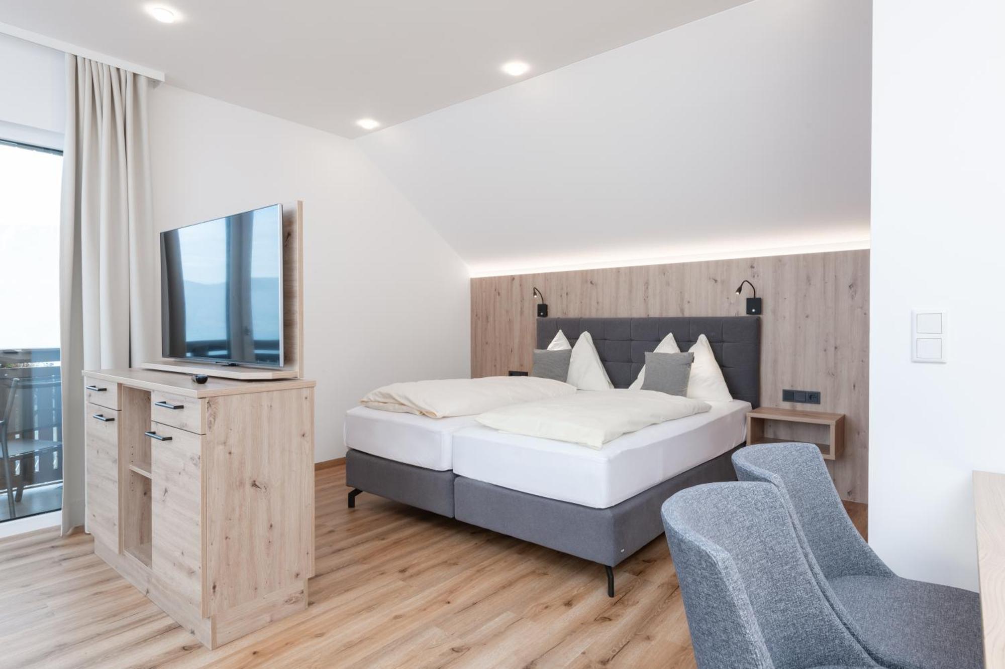 נוסדורף אם אטרסי Hotel Schoenberger מראה חיצוני תמונה