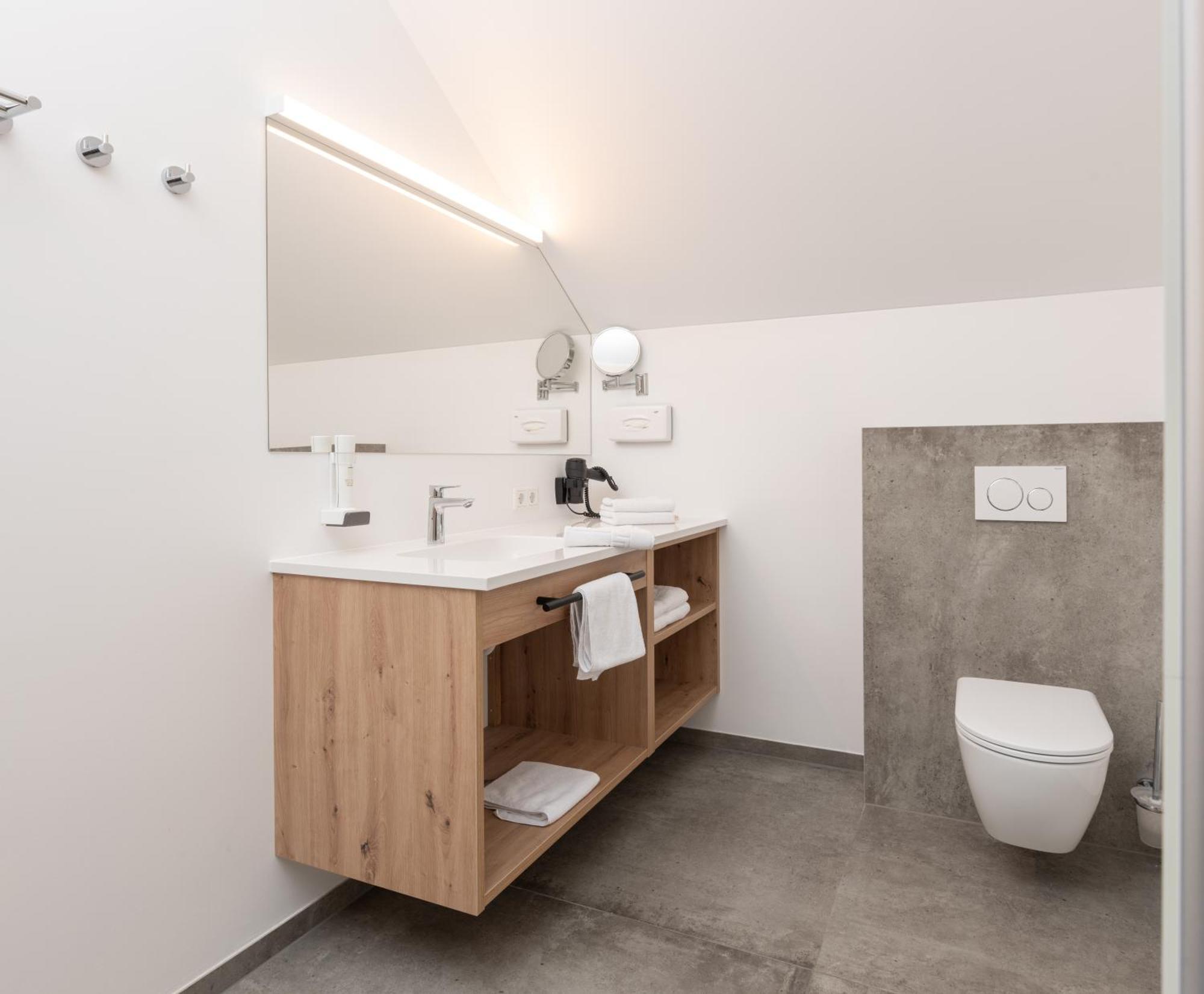 נוסדורף אם אטרסי Hotel Schoenberger מראה חיצוני תמונה